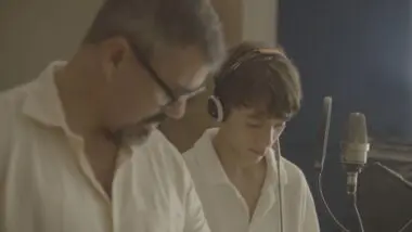 O ator Juliano Cazarré e seu filho, Vicente