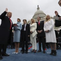 Trump presta juramento na cerimônia de posse para o seu primeiro mandato, em 20 de janeiro de 2017 Trump presta juramento na cerimônia de posse para o seu primeiro mandato, em 20 de janeiro de 2017