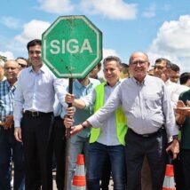 “Estarrecedor”, afirma ONG anticorrupção sobre Gilmar Mendes em entrega de rodovia O ministro do STF Gilmar Mendes (à direita) segura placa com o presidente do TCU, Bruno Dantas (à esquerda), e o governador do Mato Grosso, Mauro Mendes (centro), durante inauguração de trecho duplicado da rodovia BR-163, entre Diamantino e Nova Mutum