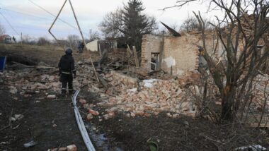 Socorrista ucraniano trabalha no local de ataque russo em um prédio em Kharkiv, nordeste da Ucrânia: mais de 500 mil pessoas ficaram sem energia Imagem referente a matéria