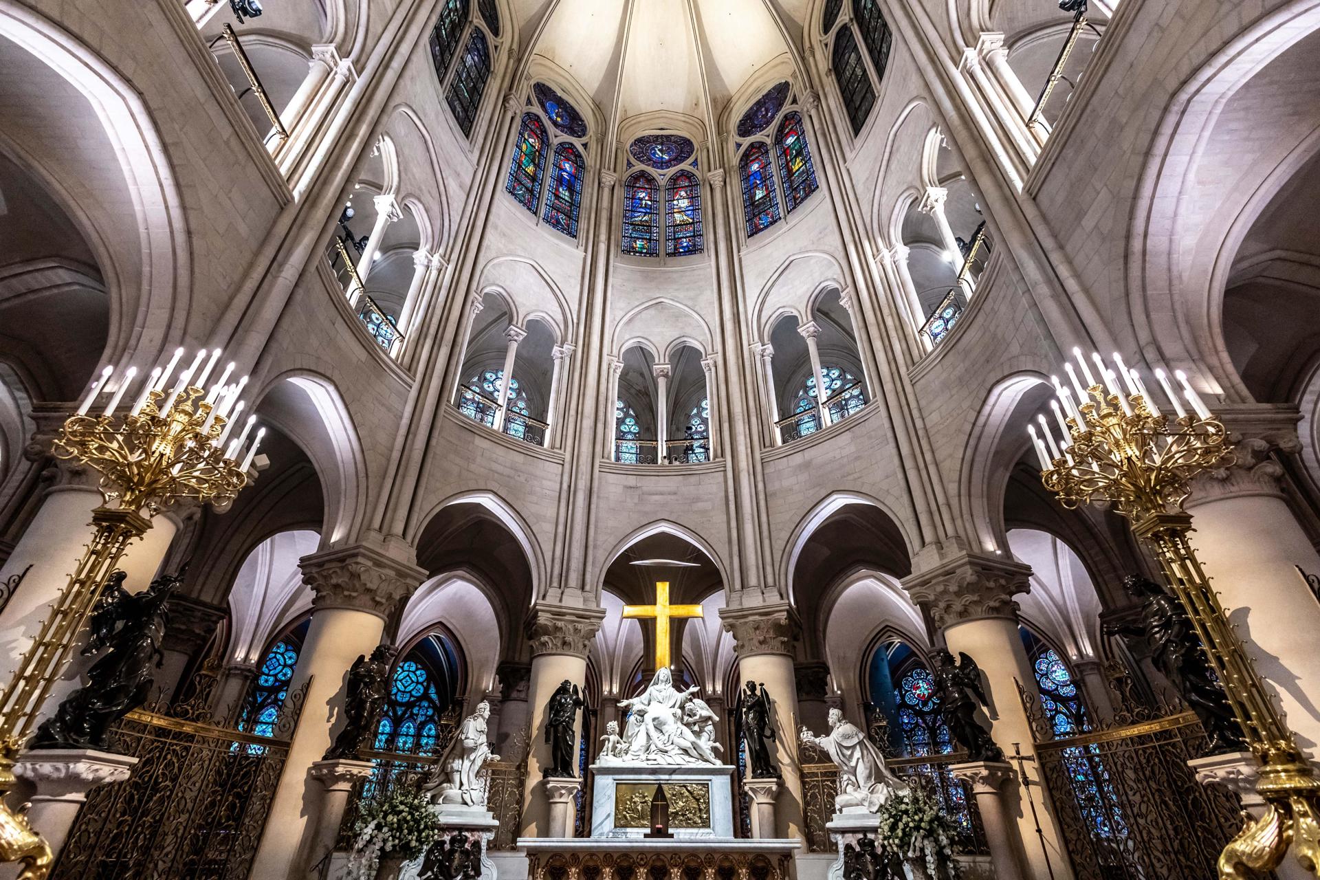 A cruz dourada projetada pelo artista francês Guillaume Blardet sobre o tabernáculo da Catedral de Notre-Dame, em Paris, França, 08 de dezembro de 2024.