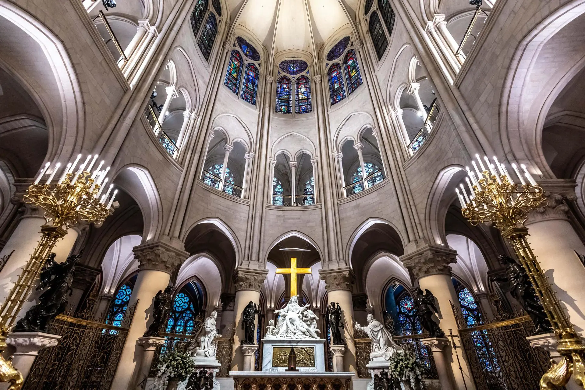 A cruz dourada projetada pelo artista francês Guillaume Blardet sobre o tabernáculo da Catedral de Notre-Dame, em Paris, França, 08 de dezembro de 2024.