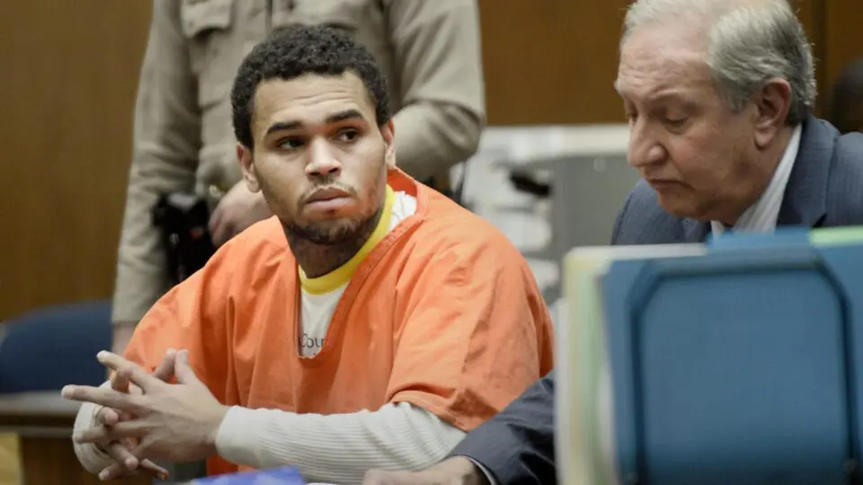 O cantor norte-americano Chris Brown comparece a uma audiência judicial ao lado de seu advogado Mark Geragos (à direita) em Los Angeles, Califórnia, EUA, 09 de maio de 2014. Brown se declarou culpado de agredir sua então namorada, a cantora Rihanna.