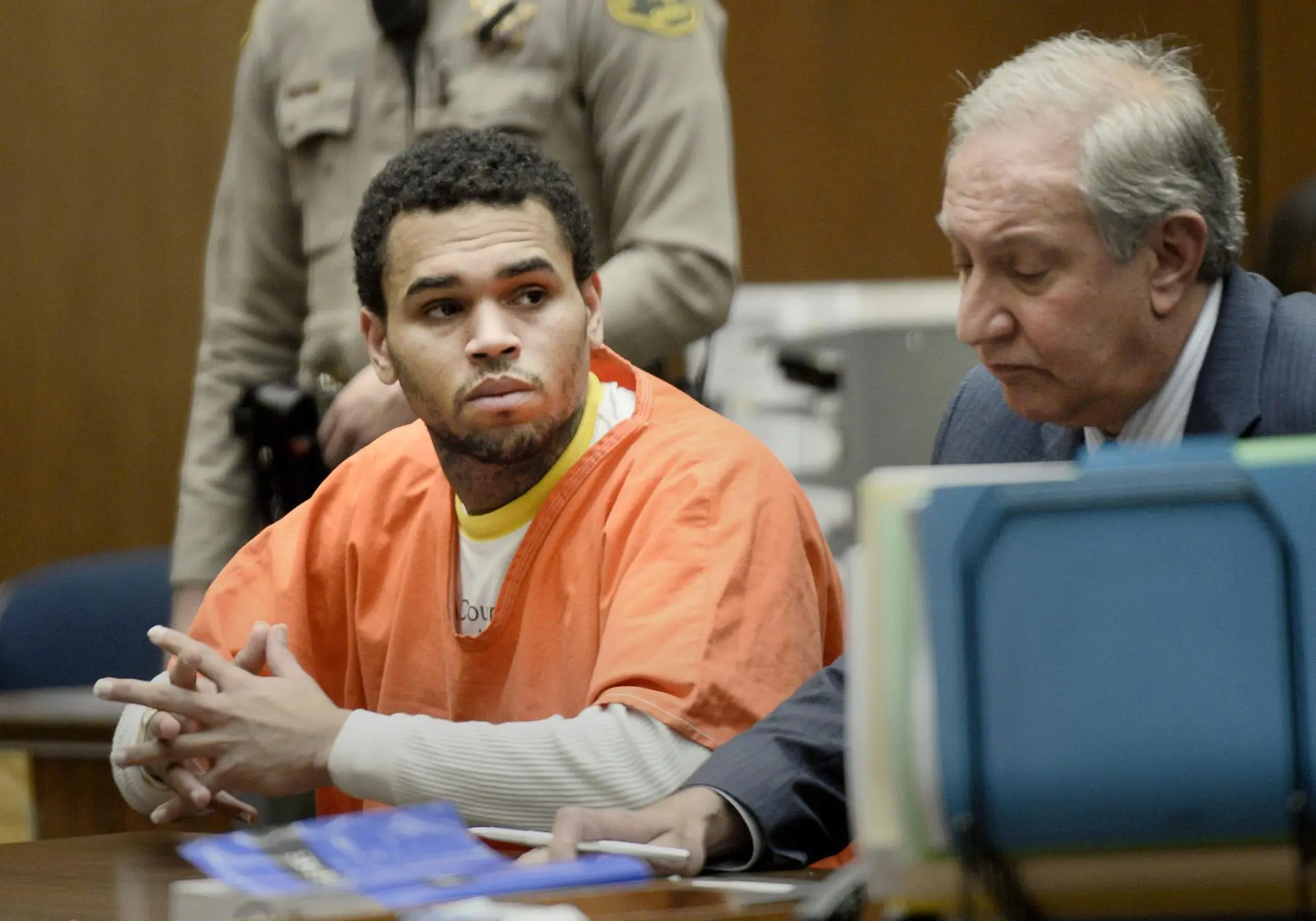 O cantor norte-americano Chris Brown comparece a uma audiência judicial ao lado de seu advogado Mark Geragos (à direita) em Los Angeles, Califórnia, EUA, 09 de maio de 2014. Brown se declarou culpado de agredir sua então namorada, a cantora Rihanna.