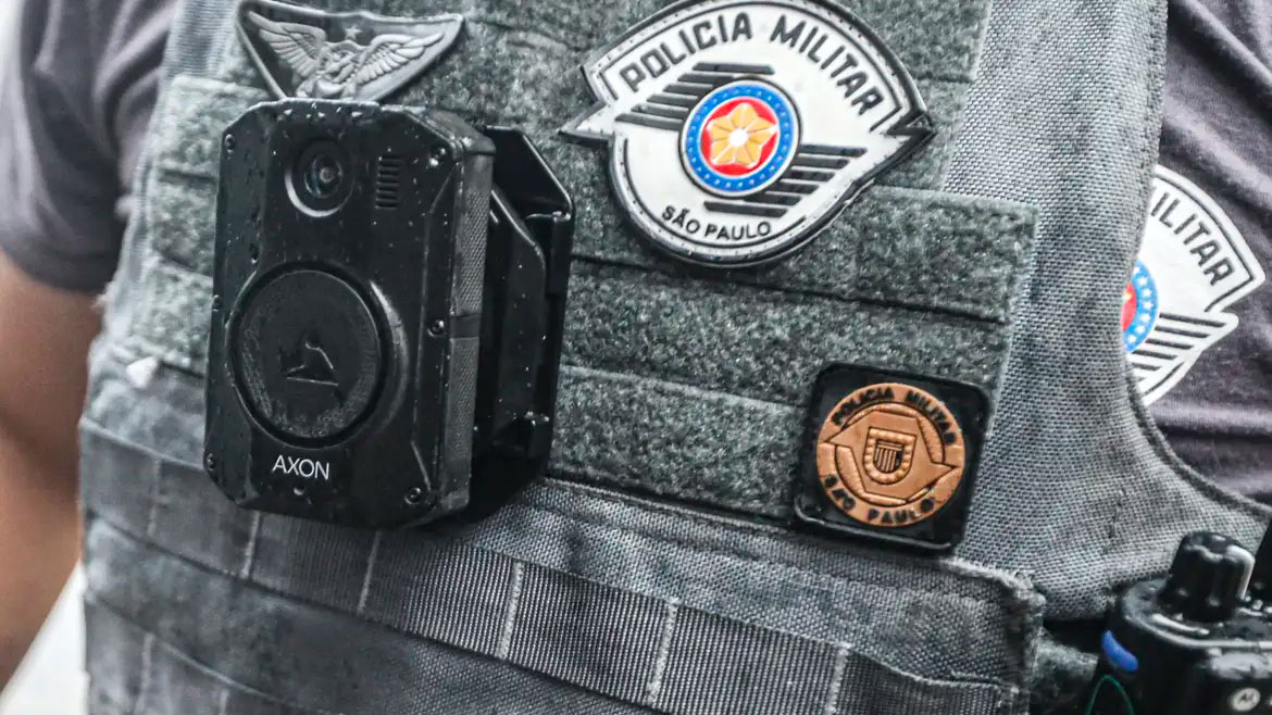 Câmeras corporais terão uso obrigatório pela PM de São Paulo em ações de grande porte, realizadas em áreas de vulnerabilidade social ou em resposta a ataques a policiais.