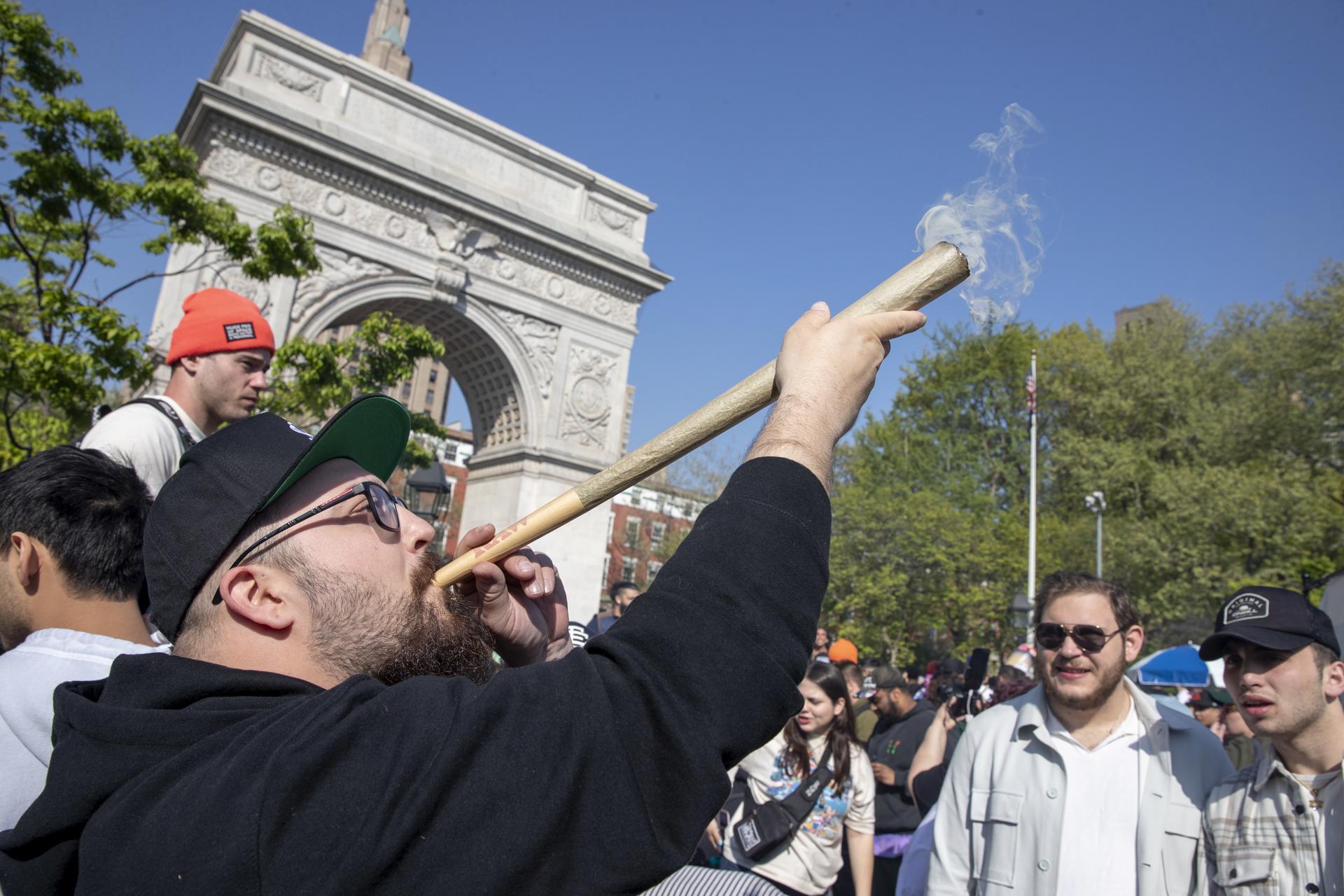 Usuário fuma maconha no Dia da Erva no Washington Square Park, em Nova York, EUA, no dia 20 de abril de 2023.