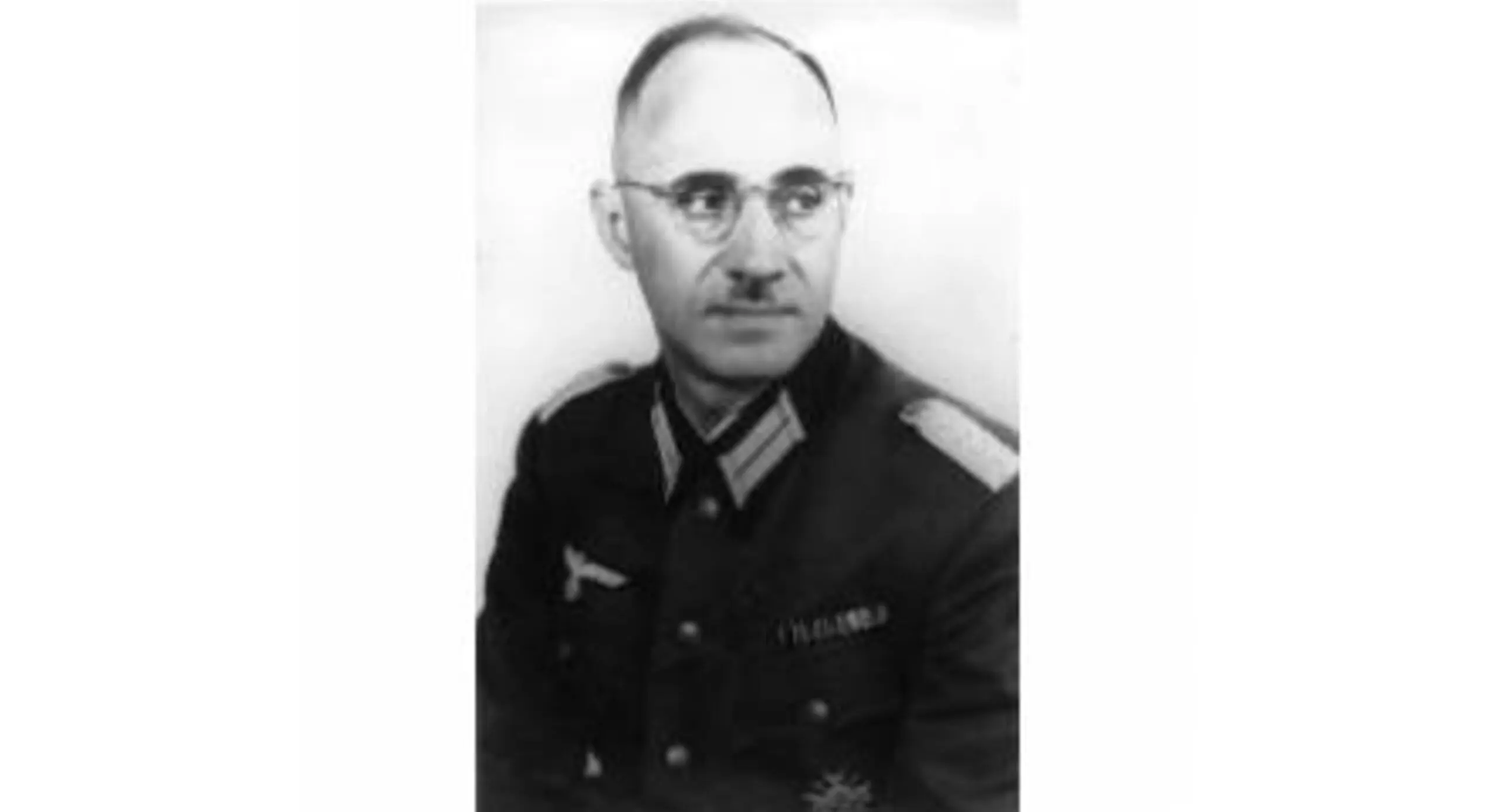 Karl Plagge, que era responsável por um campo de trabalho onde judeus consertavam veículos militares alemães, avisou os judeus que a SS alemã assumiria o controle do campo na véspera da evacuação alemã de Vilna, permitindo que muitos se escondessem ou fugissem. Karl Plagge morreu em 1957 e foi declarado Justo entre as Nações no Yad Vashem