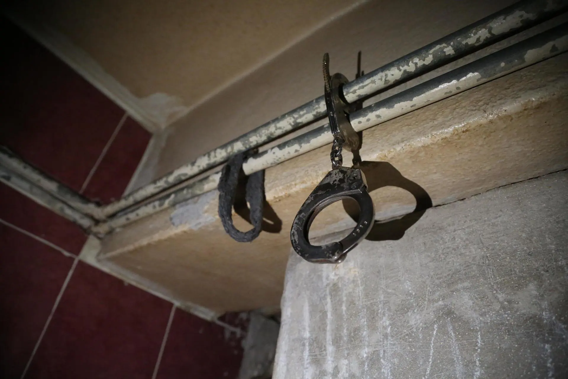 Algemas penduradas em canos na 'Filial 322' da Segurança do Estado em Aleppo, Síria, 17 de dezembro de 2024, depois que as forças da oposição derrubaram o presidente Bashar al-Assad.