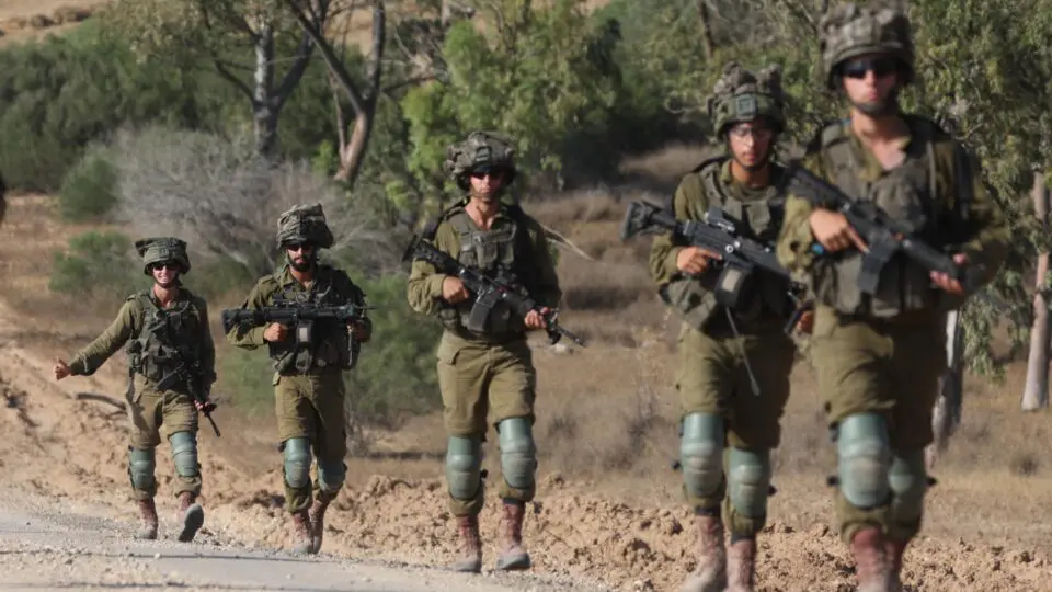 Soldados israelenses patrulham ao longo da fronteira com a Faixa de Gaza, em local não revelado no Sul de Israel, 13 de junho de 2024.