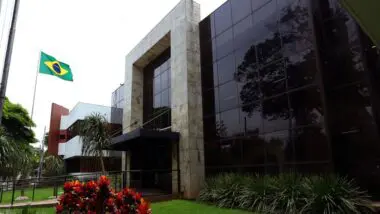 Salário de vereadores de Maringá sofrerá reajuste de 43%, mesmo sem nova aprovação de proposta.