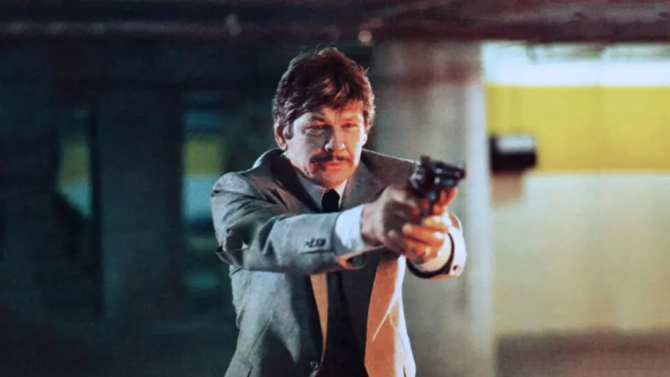 Em "O Telefone", Bronson faz um militar russo que vai atrás de um criminoso misterioso