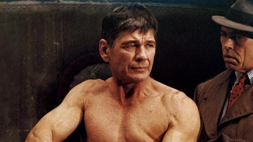 No filme de 1975, Bronson faz um desempregado que ganha a vida em lutas de rua