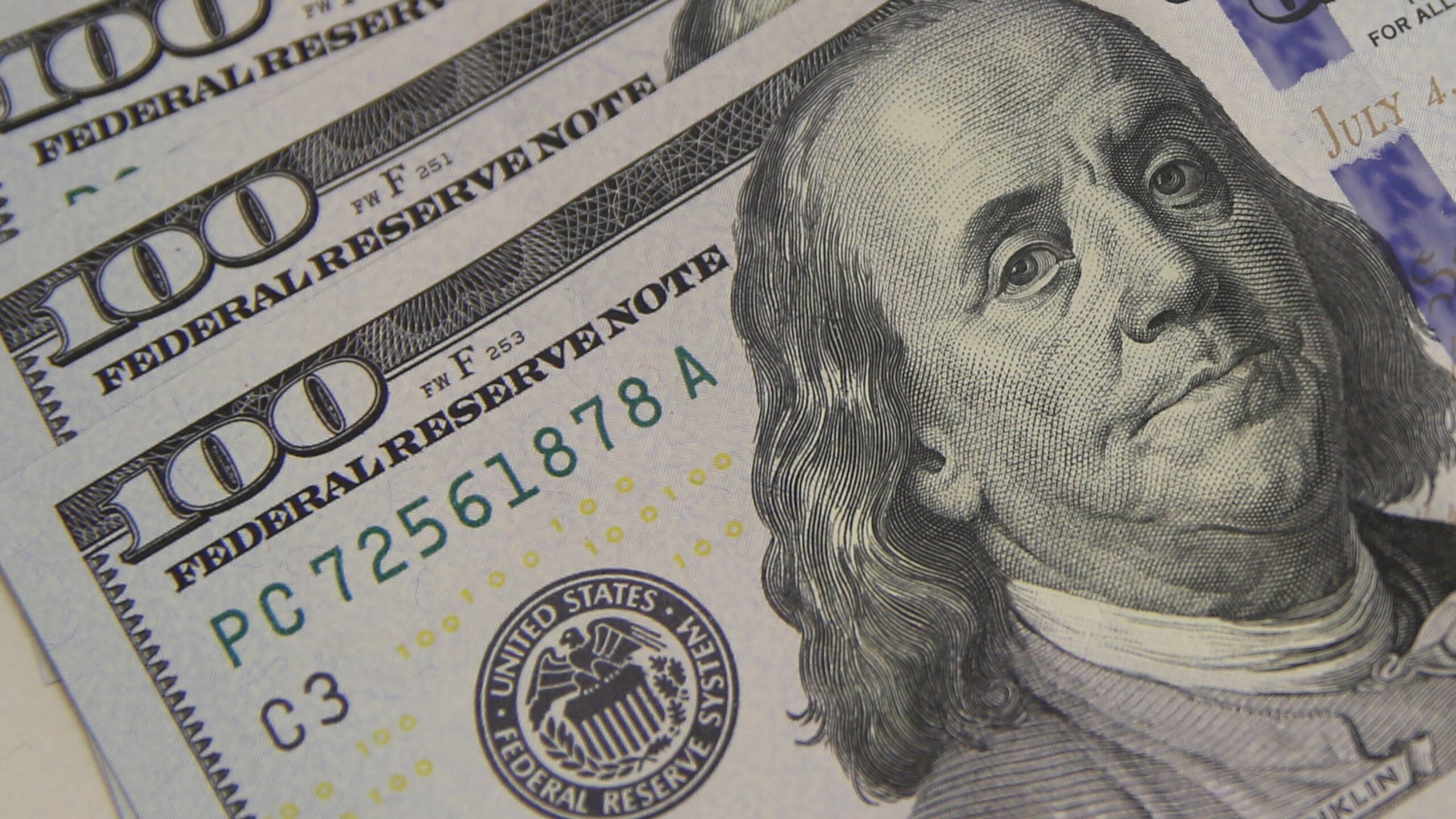 Após a leve alta na abertura do pregão, o dólar entrou em um movimento de queda e está sendo negociado a pouco mais de R$ 5,76