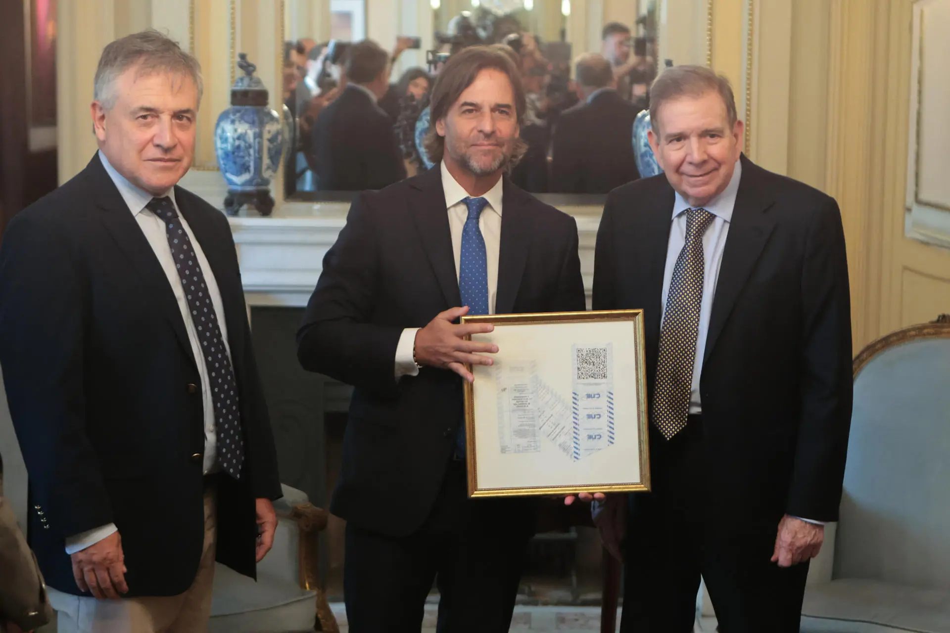 No Uruguai, González é recebido por Lacalle Pou e apresenta atas que comprovam vitória da oposição