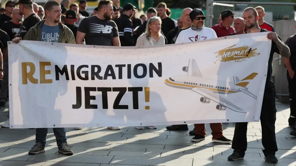 Apoiadores do partido Alternativa para a Alemanha (AfD) protestam segurando uma faixa com os dizeres "remigração agora!", em Solingen, Alemanha, 26 de agosto de 2024.