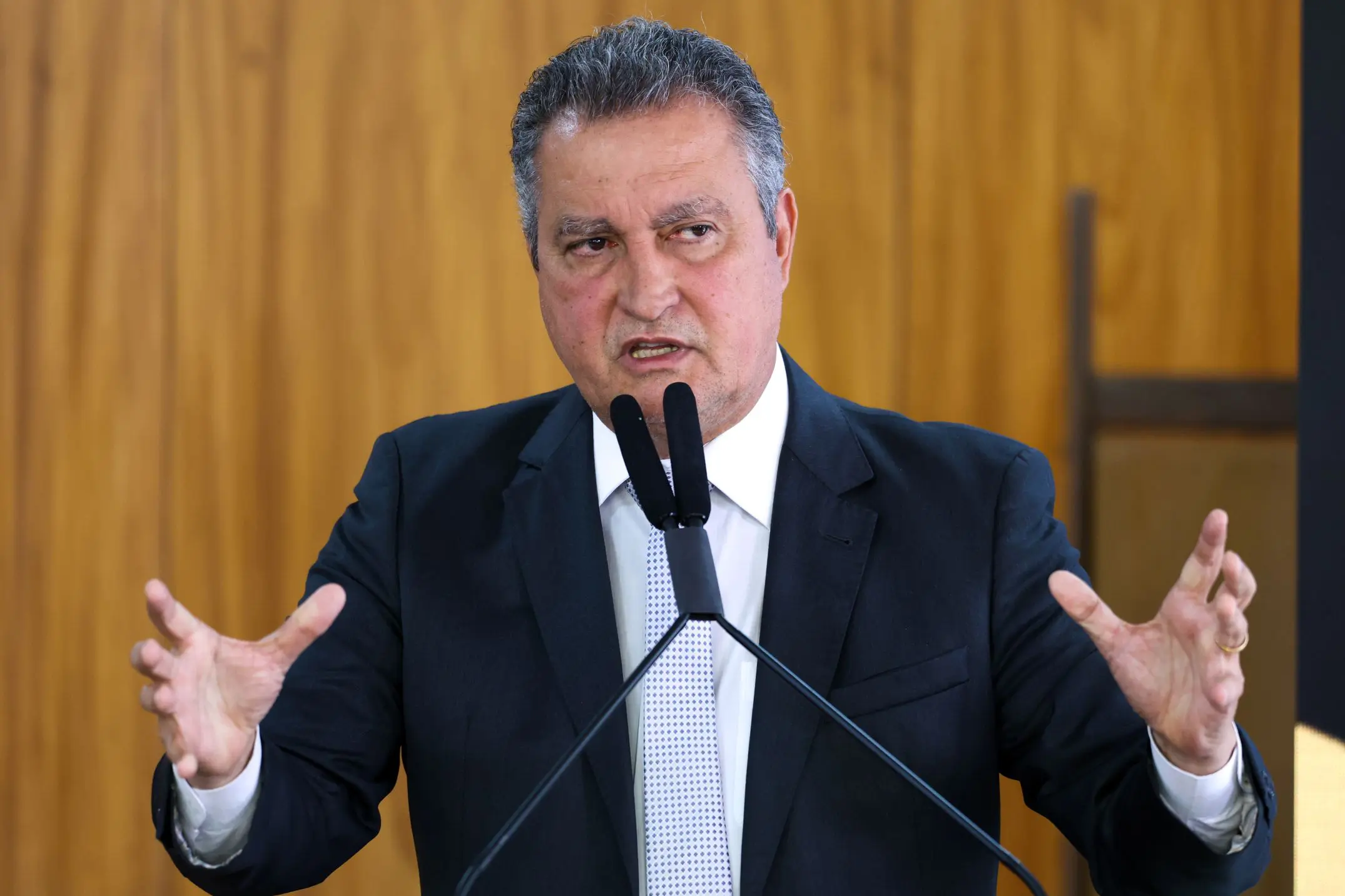 “Vamos colocar a mão na massa”, diz Rui Costa sobre pacote fiscal