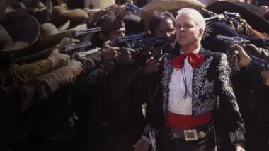 Steve Marin vai a uma vila do México atrás de emprego e acaba enfrentando a tropa de um bandido em "Três Amigos!"