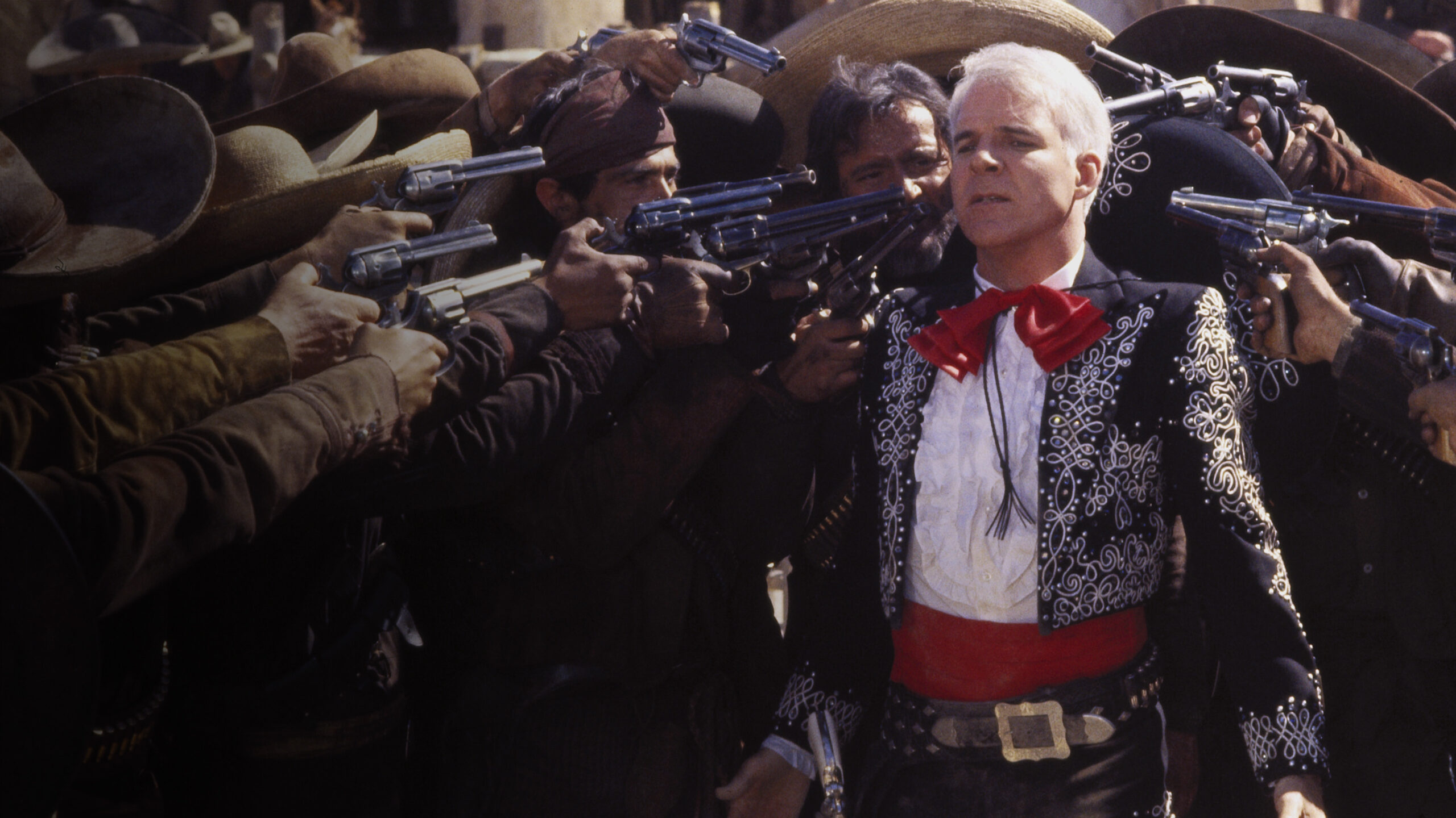 Steve Marin vai a uma vila do México atrás de emprego e acaba enfrentando a tropa de um bandido local em &#8220;Três Amigos!&#8221;