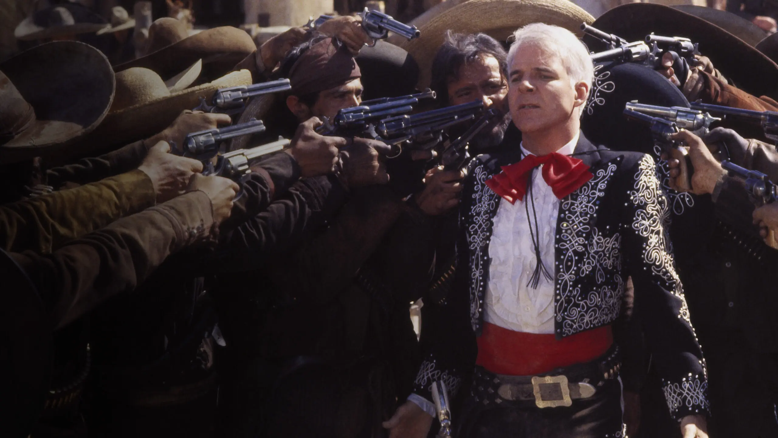 Steve Marin vai a uma vila do México atrás de emprego e acaba enfrentando a tropa de um bandido em "Três Amigos!"