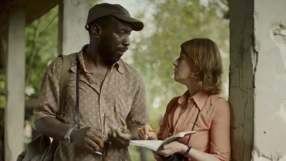 Cyril Gueï faz o fotógrafo que acompanha a jornalista vivida por Irène Jacob no filme "Encontro com o Ditador"
