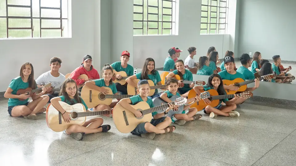 As oficinas socioeducativas são direcionadas a crianças e adolescentes de 7 a 18 anos que queiram desenvolver o trabalho em equipe e a autoexpressão