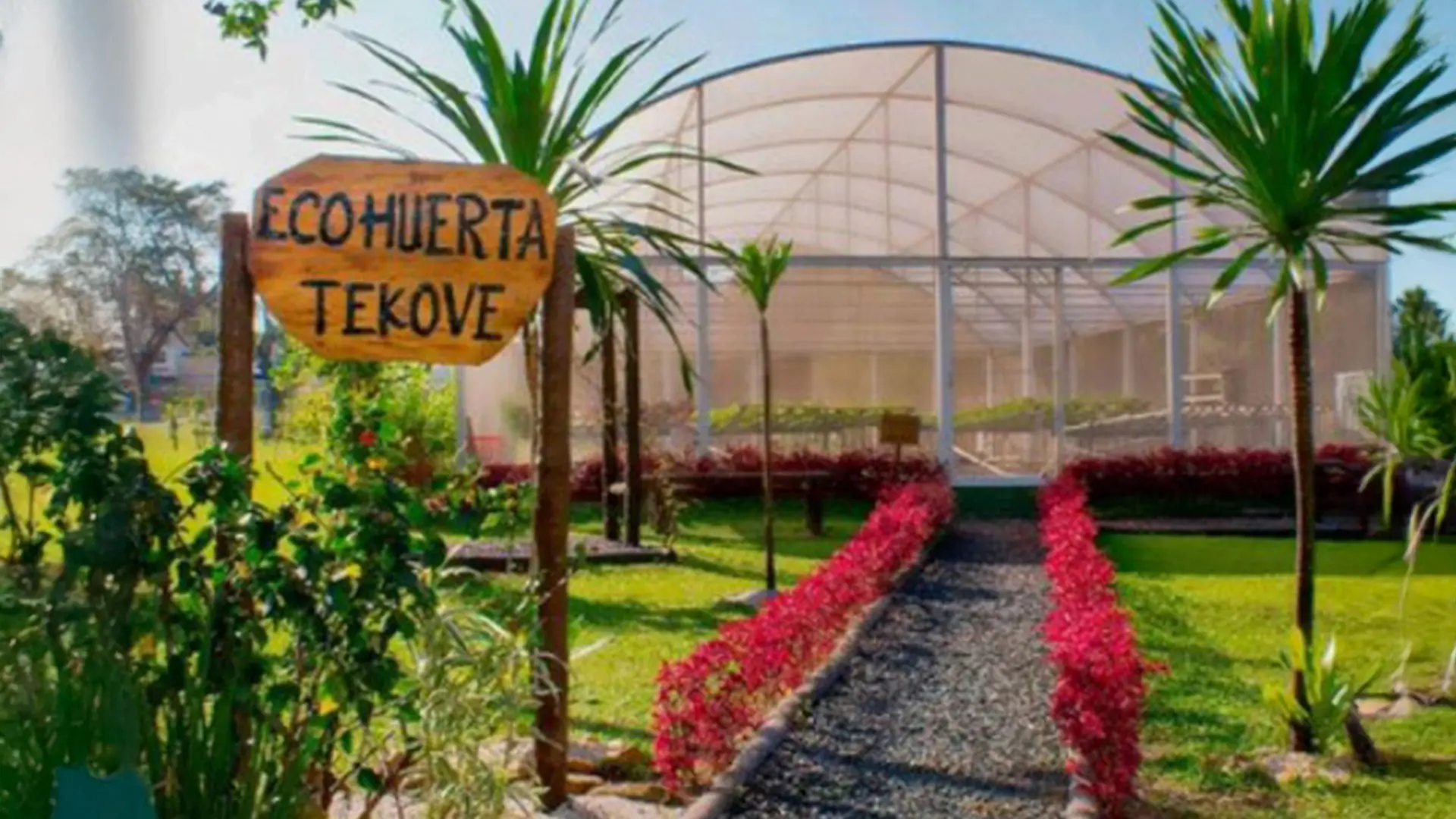 O Gran Bourbon Hotel Asunción, no Paraguai, possui uma horta hidropônica Tekove, que permite o cultivo de alimentos sem o uso de solo, aproveitando ao máximo o espaço disponível e garantindo uma produção eficiente e sustentável.