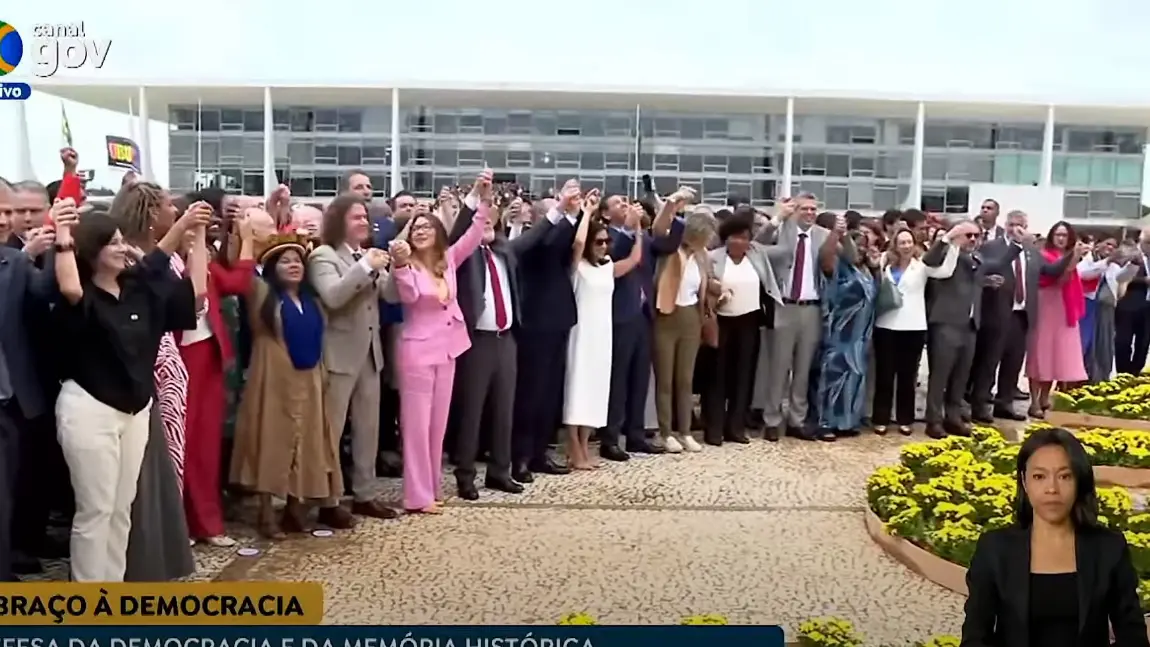 Abraço simbólico de Lula e autoridades ao monumento de flores à democracia montado na Praça dos Três Poderes.