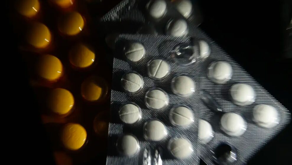 Em “Nação Tarja Preta” Anna Lembke investiga as forças que estimulam a epidemia do uso de medicamentos prescritos em diversos países, incluindo o Brasil.