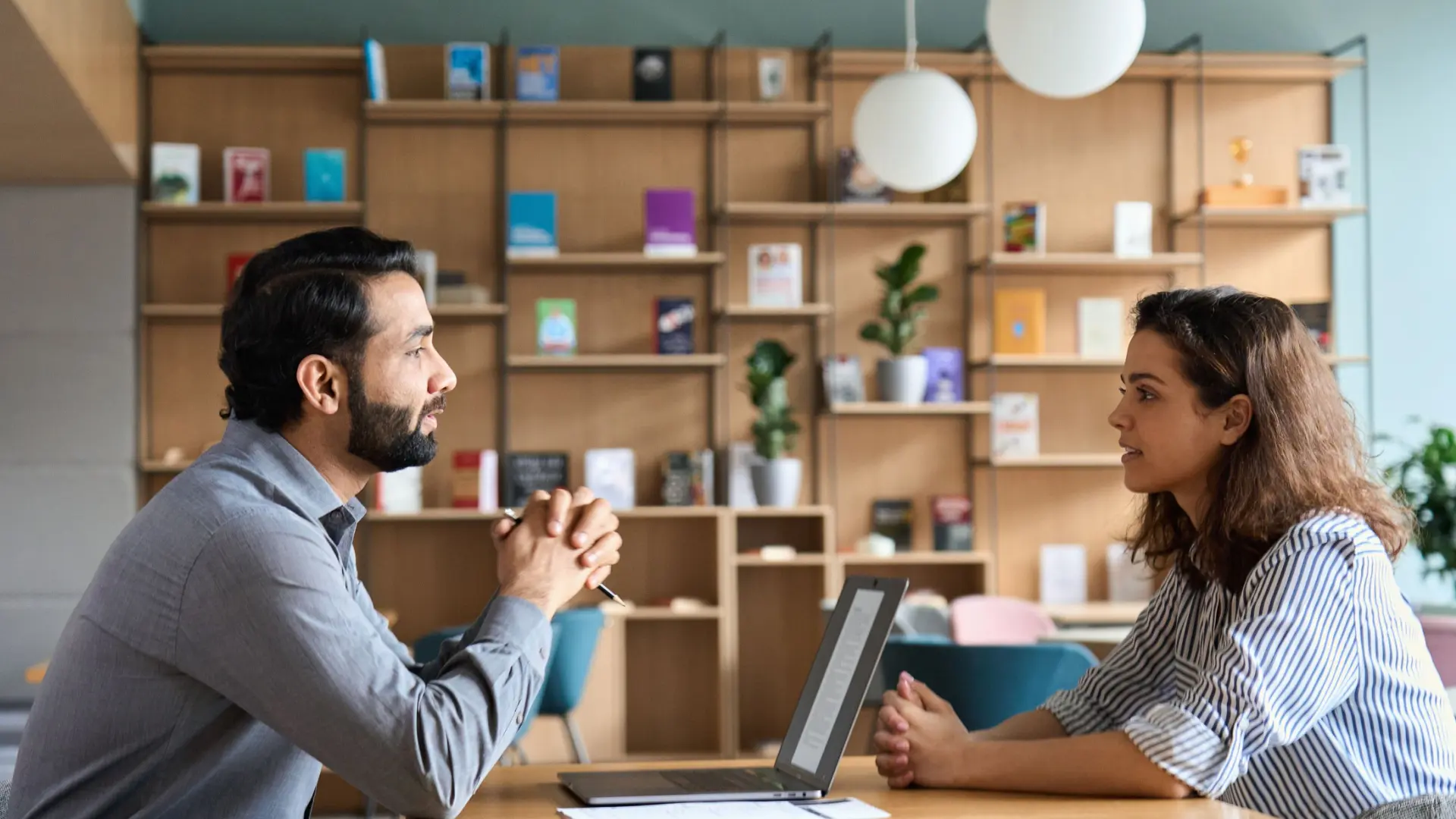 Cada aluno começa no nível adequado e, conforme avança, o conteúdo se torna mais complexo, abrangendo uma ampla gama de vocabulários e situações.