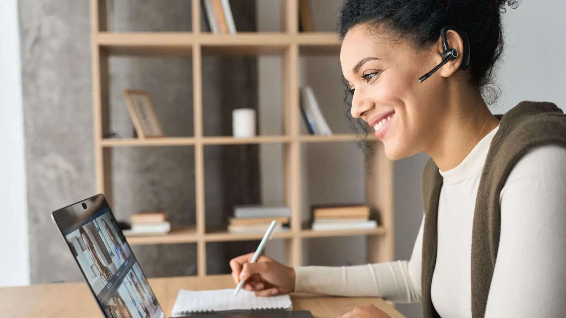 Aulas presenciais e online com a mesma qualidade e um conteúdo programático dinâmico, permitindo que os alunos aprendam no seu ritmo.