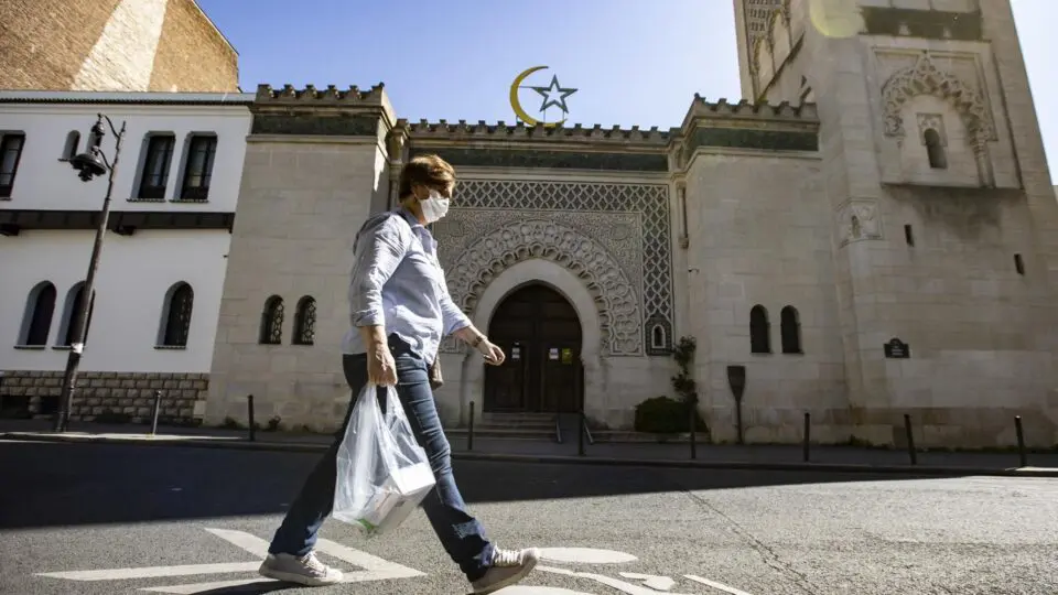 Transeunte passa pela Grande Mesquita de Paris alguns dias antes do início do Ramadã, em Paris, França, 22 de abril de 2020.