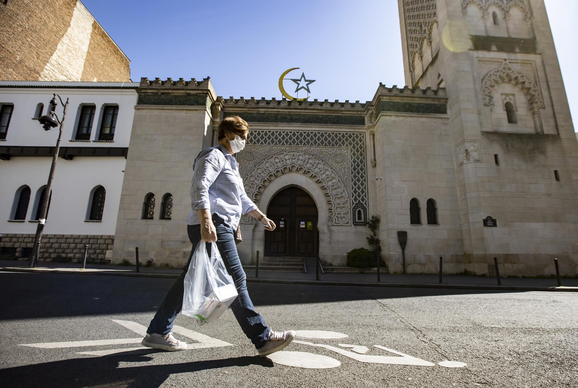 Transeunte passa pela Grande Mesquita de Paris alguns dias antes do início do Ramadã, em Paris, França, 22 de abril de 2020.
