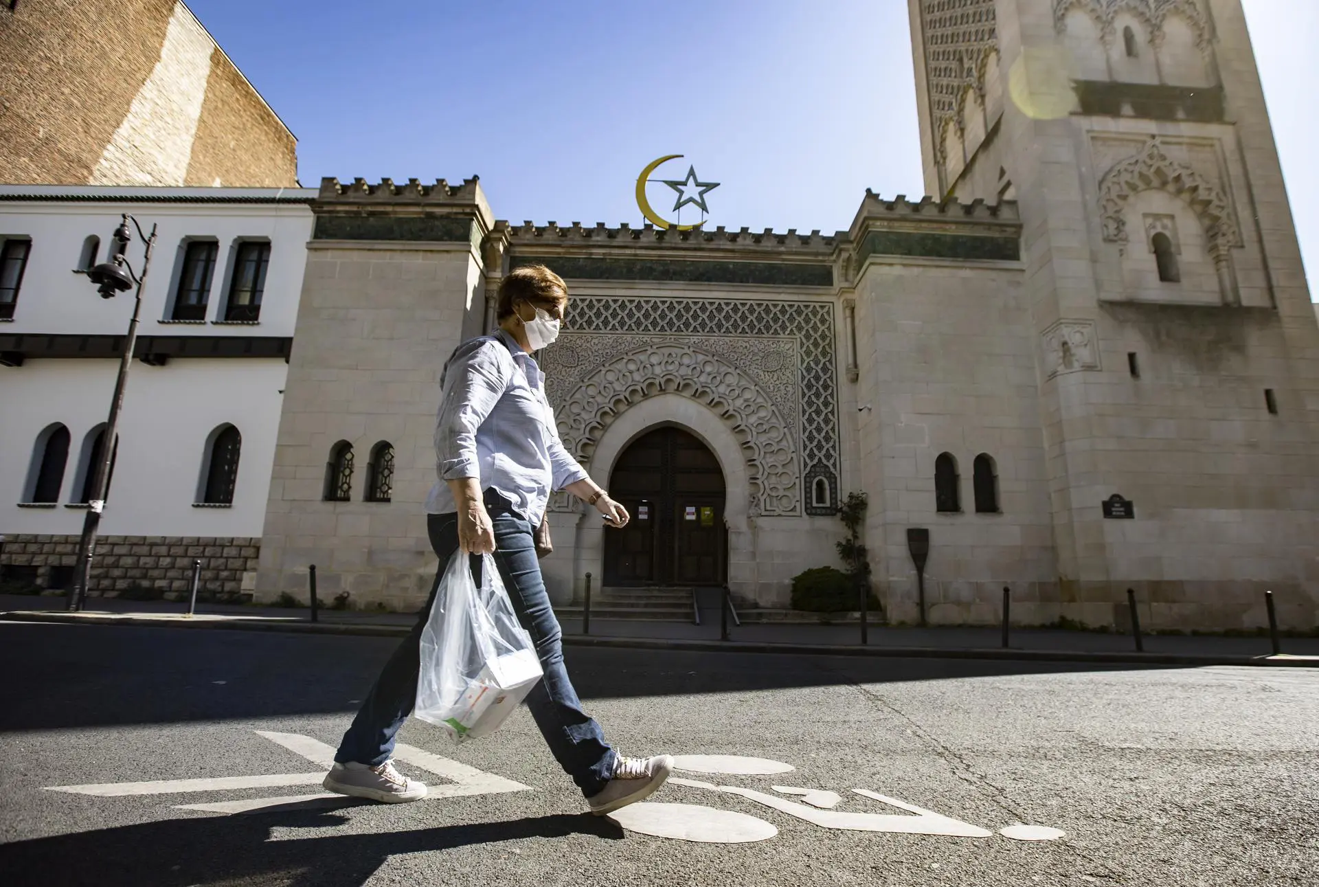 Transeunte passa pela Grande Mesquita de Paris alguns dias antes do início do Ramadã, em Paris, França, 22 de abril de 2020.