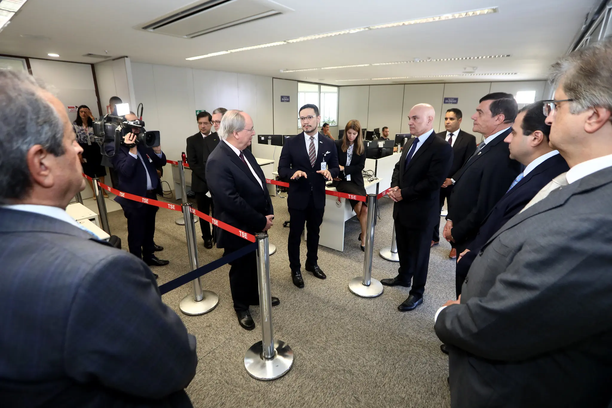 Carlos Rocha (à esq.) e Alexandre de Moraes, durante visita do PL ao TSE em 2022