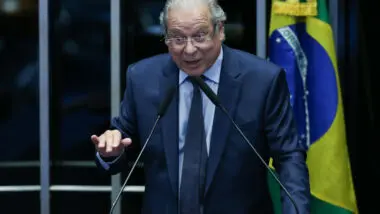 José Dirceu discursa em cerimônia no Senado, em abril de 2024