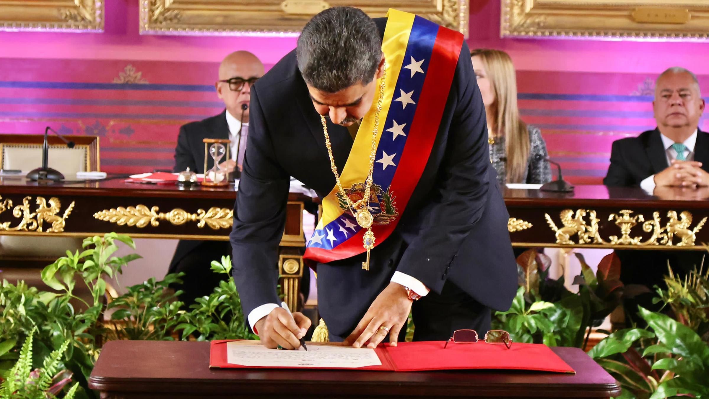 Nicolás Maduro assina termo de “posse” em Caracas. Ele foi declarado vencedor da eleição de 28 de julho de 2024, mas houve fraude na apuração.