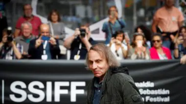 O poeta, romancista e ensaísta francês Michel Houellebecq chega ao hotel que hospeda os convidados do Festival de Cinema de San Sebastián (SSIFF), na Espanha.