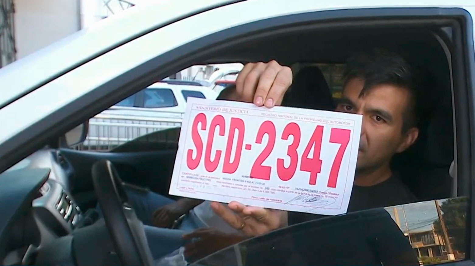 Placa de papel precisa conter uma série de elementos para ser aceita no Brasil