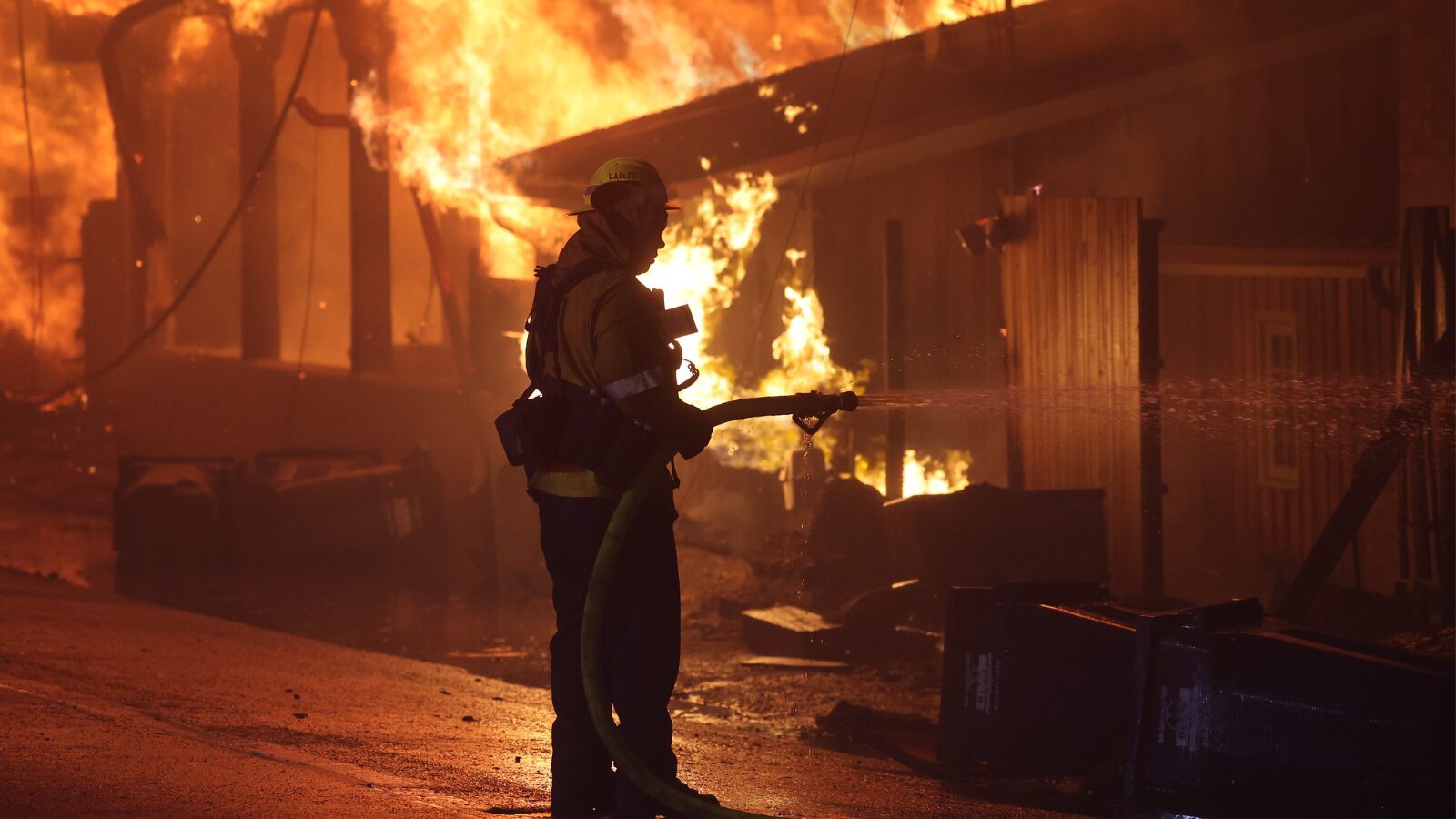 Bombeiros tentam controlar incêndio em Los Angeles, na Califórnia