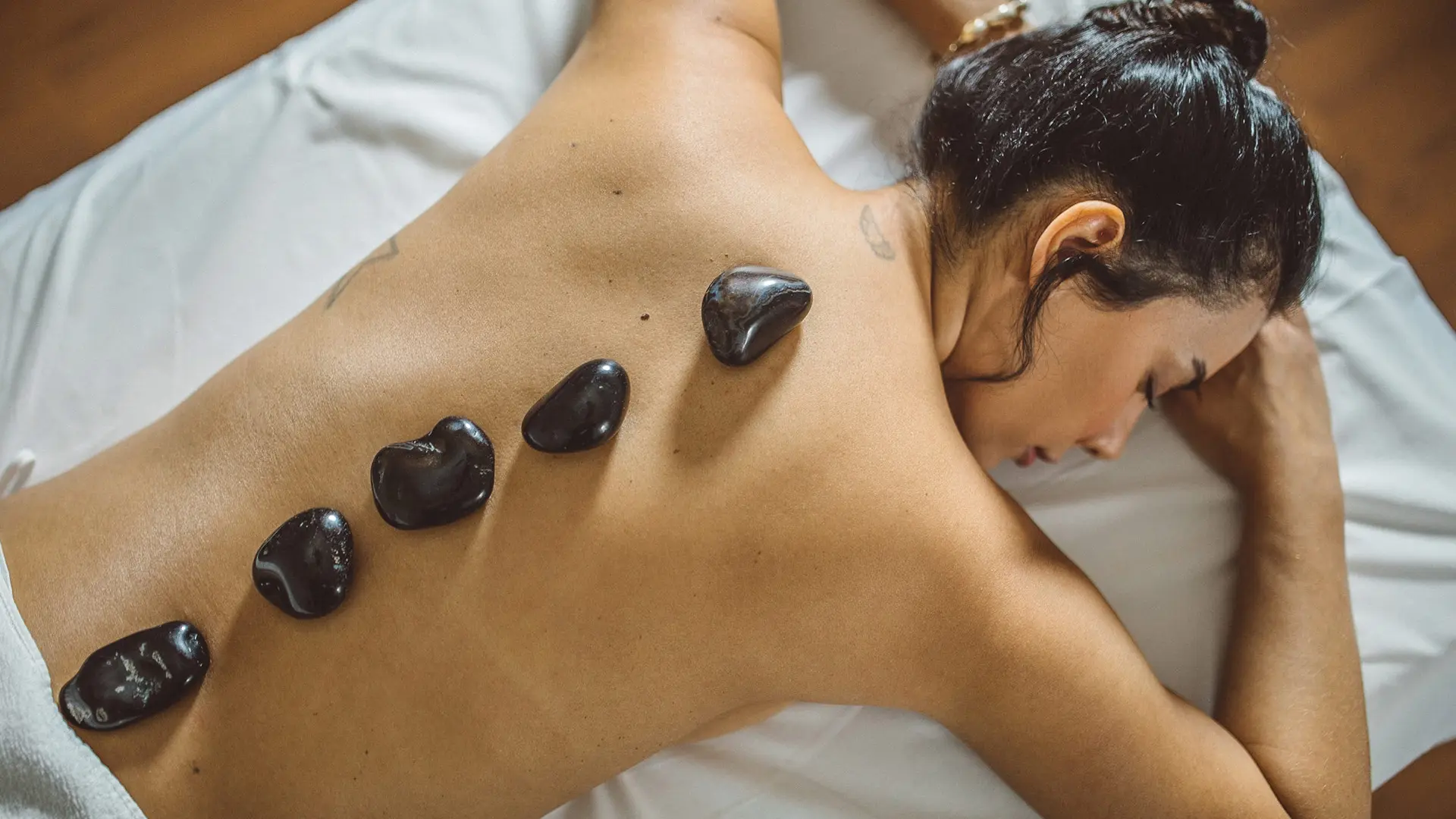 Relaxamento total com a massagem de pedras quentes: o equilíbrio perfeito entre bem-estar e tranquilidade