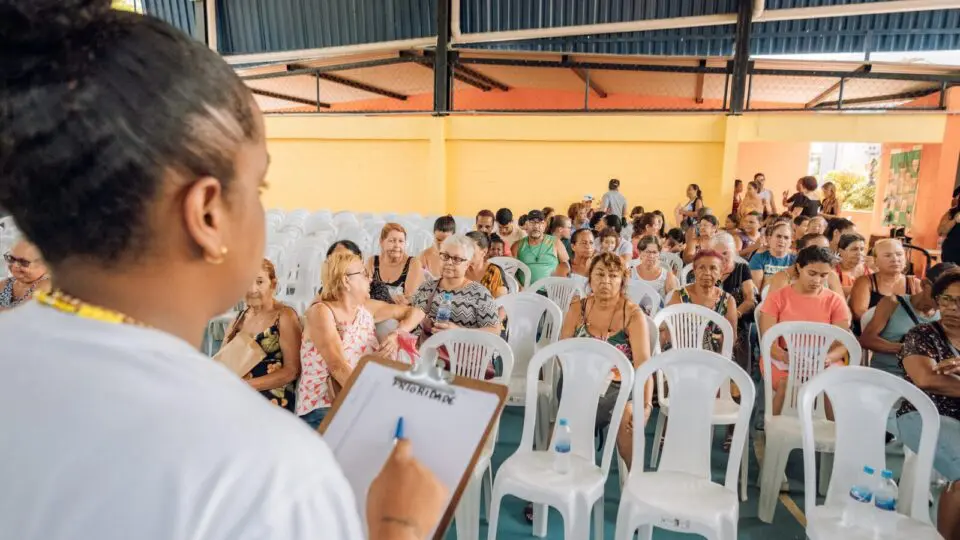 Funcionária da Prefeitura de Maricá (RJ) faz recadastramento de beneficiários de programa de renda básica da cidade.