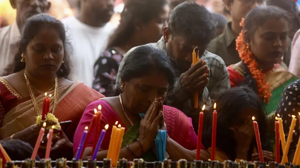 Devotos cristãos indianos rezam na Basílica de Santa Maria, em Bangalore: país intensificou leis anticonversão.