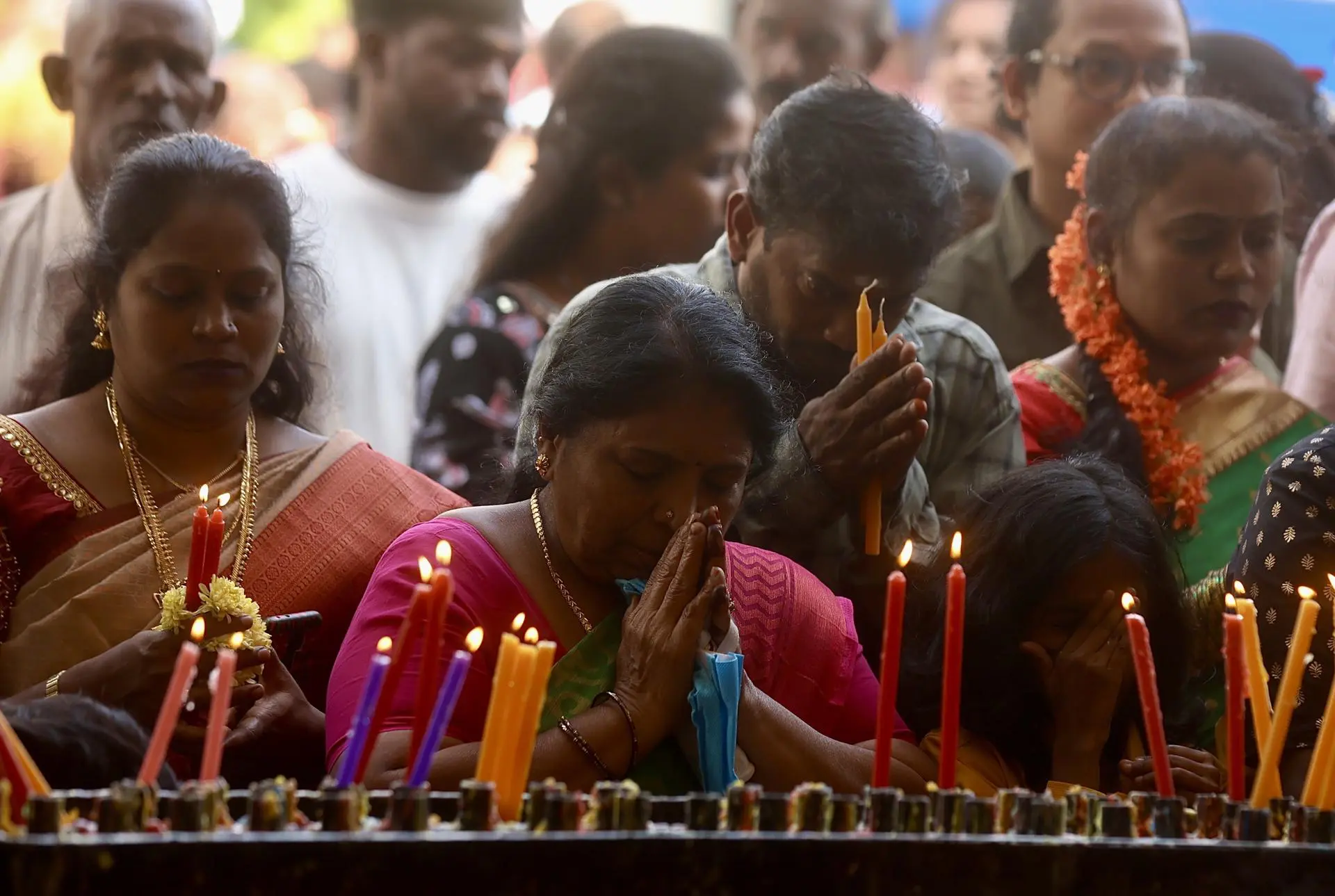 Devotos cristãos indianos rezam na Basílica de Santa Maria, em Bangalore: país intensificou leis anticonversão.