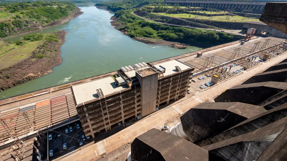 A energia gerada por Itaipu atendeu 6% da demanda nacional de eletricidade no Brasil no último ano.