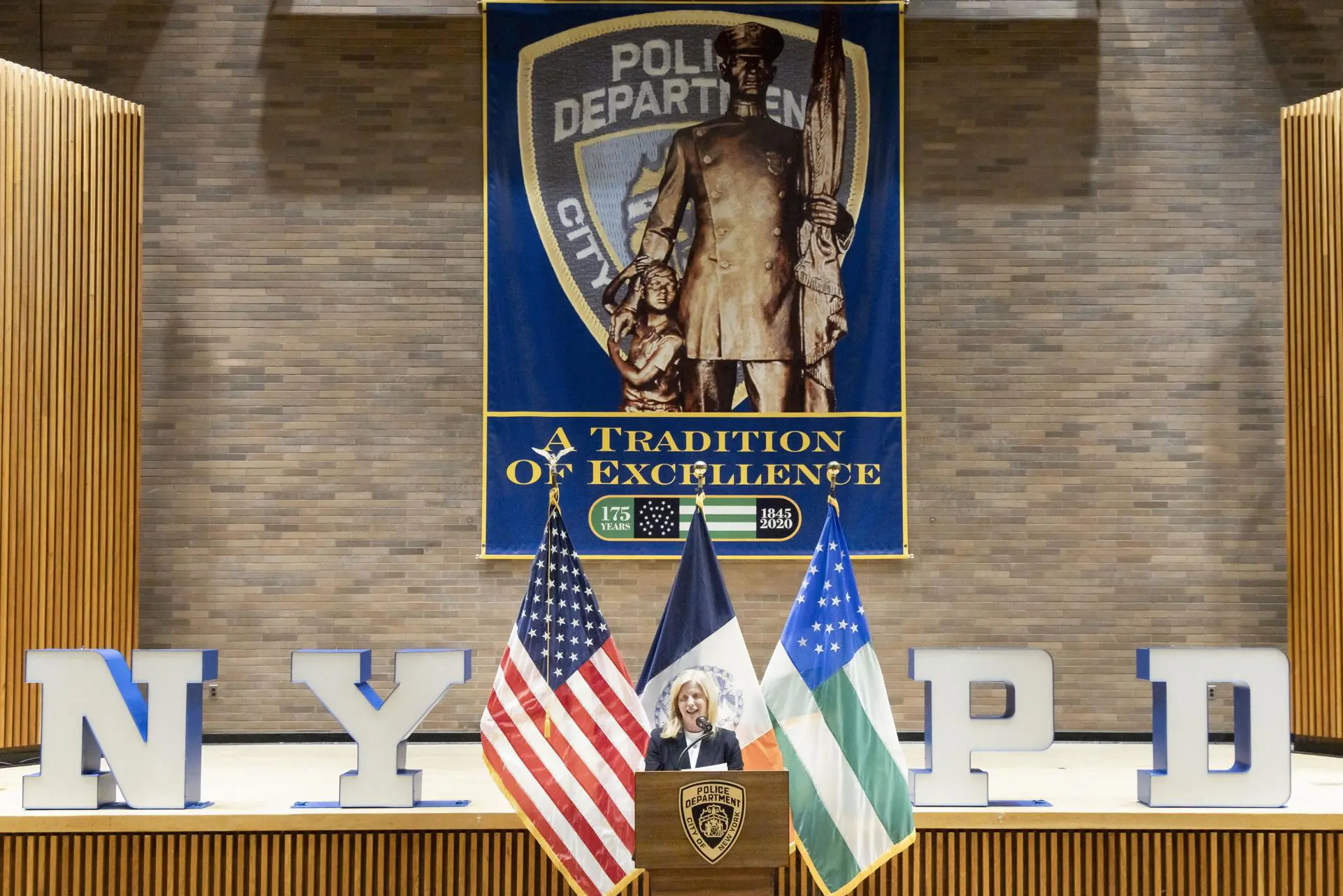 Falta de apoio e políticas progressistas aprofundam crise no recrutamento de novos policiais em Nova York