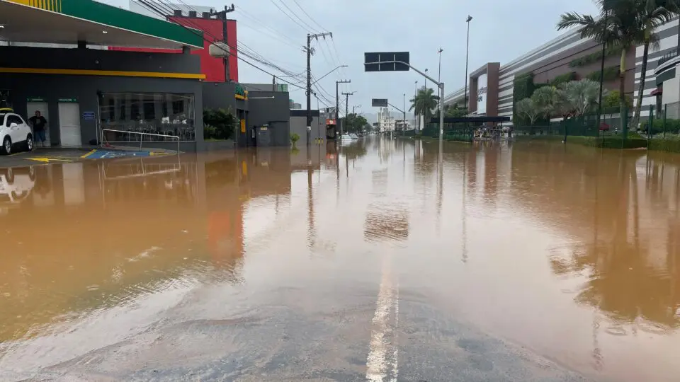 Balneário Camboriú está entre as cidades que registraram alagamentos em decorrência de fortes chuvas