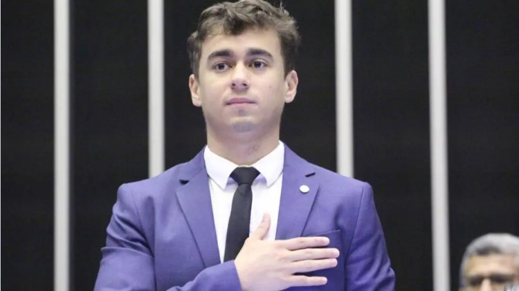 Hoje a idade exigida para ser presidente do Brasil é 35 anos, mas uma PEC pretende reduzir para 30 anos, o que possibilitaria a candidatura de Nikolas Ferreira