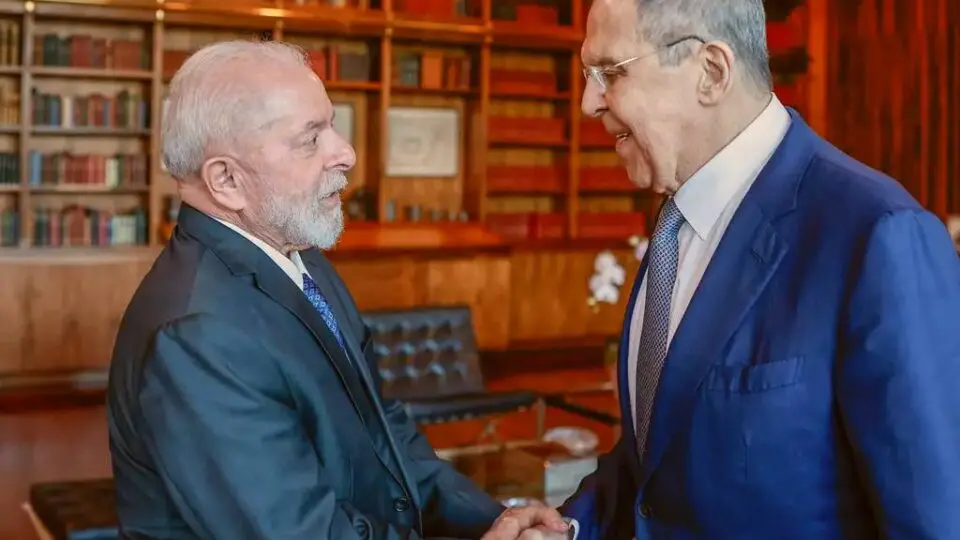 Lula dá recepção calorosa ao chanceler russo Sergei Lavrov no Palácio do Planalto em fevereiro de 2024.
