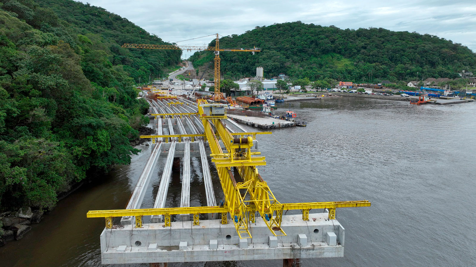 Instalação das vigas longarinas permite melhor visualização do trajeto da Ponte de Guaratuba, no litoral do Paraná.