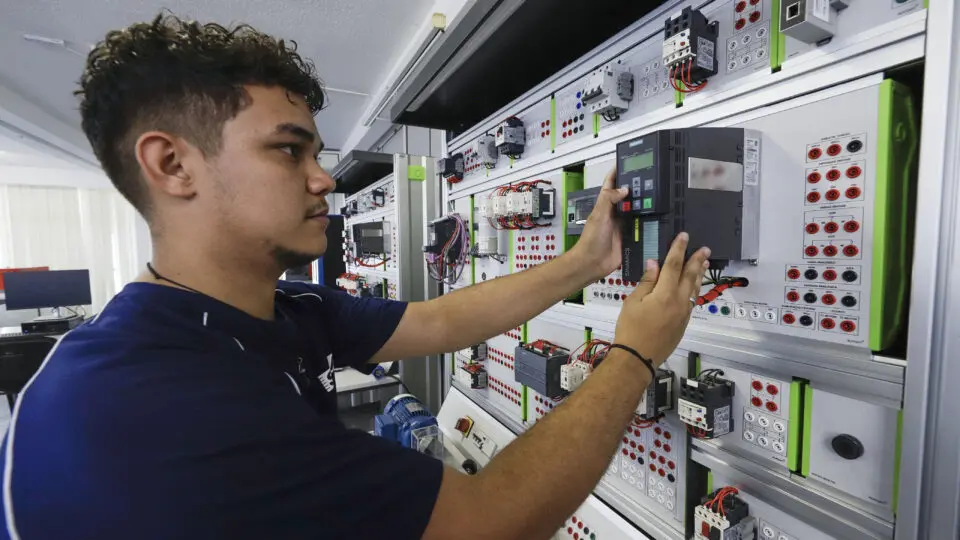 Programa de ensino técnico do governo Zema em Minas Gerais